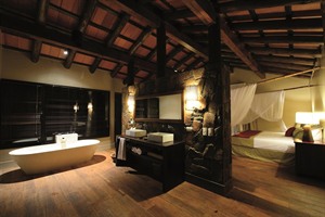 Bath and room at Loi Suites Iguazu