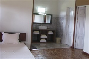 Modern en-suite chalet interior Andasibe Lemurs Lodge