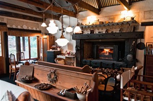 Cleopatra Mountain Farmhouse Lounge
